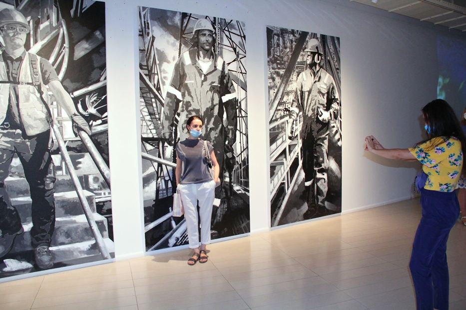 Посмотри и задумайся... "Кровь земли" без которой немыслима жизнь человека -  тотальная инсталляция Сабины Шихлинской (ФОТО)