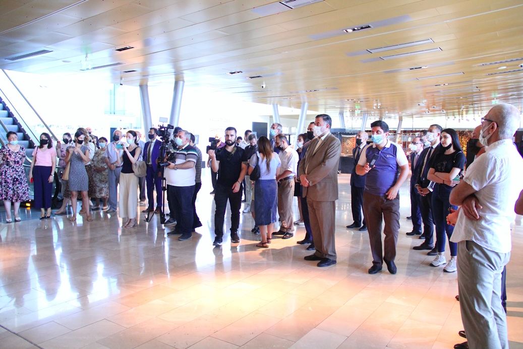 Известный оружейник из Канады подарил азербайджанскому музею уникальные кинжалы ручной работы (ВИДЕО, ФОТО)