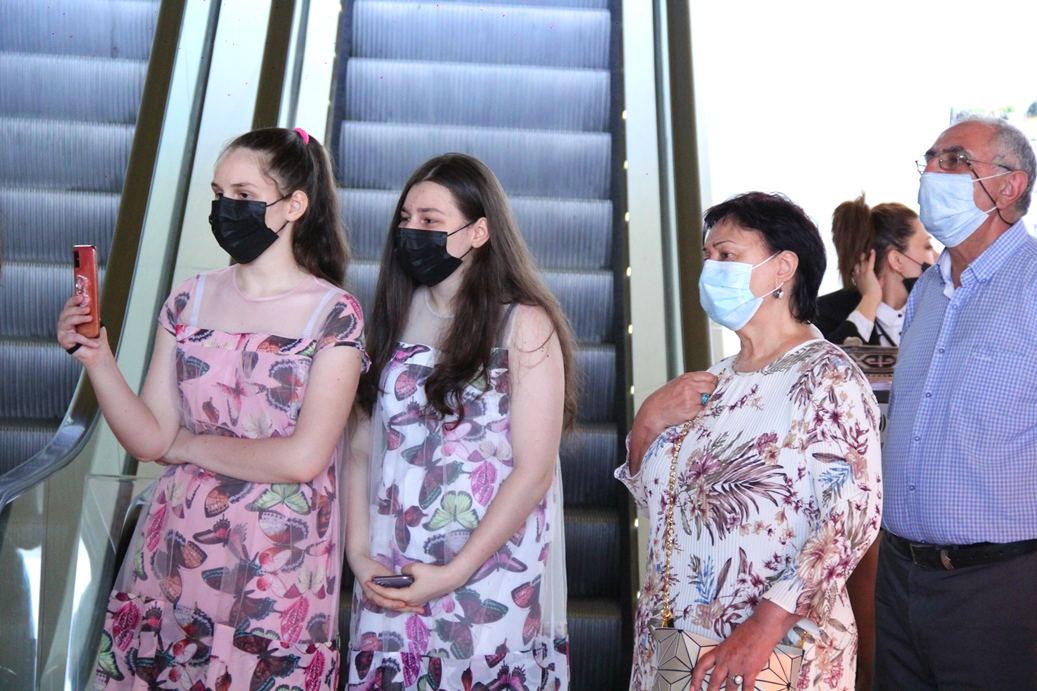 Известный оружейник из Канады подарил азербайджанскому музею уникальные кинжалы ручной работы (ВИДЕО, ФОТО)