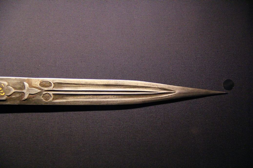 Известный оружейник из Канады подарил азербайджанскому музею уникальные кинжалы ручной работы (ВИДЕО, ФОТО)