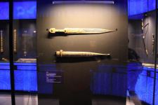 Известный оружейник из Канады подарил азербайджанскому музею уникальные кинжалы ручной работы (ВИДЕО, ФОТО)
