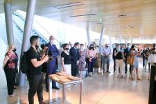 Известный оружейник из Канады подарил азербайджанскому музею уникальные кинжалы ручной работы (ВИДЕО, ФОТО)