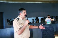 Известный оружейник из Канады подарил азербайджанскому музею уникальные кинжалы ручной работы (ВИДЕО, ФОТО)