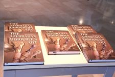 Известный оружейник из Канады подарил азербайджанскому музею уникальные кинжалы ручной работы (ВИДЕО, ФОТО)