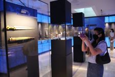 Известный оружейник из Канады подарил азербайджанскому музею уникальные кинжалы ручной работы (ВИДЕО, ФОТО)