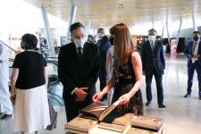 Известный оружейник из Канады подарил азербайджанскому музею уникальные кинжалы ручной работы (ВИДЕО, ФОТО)