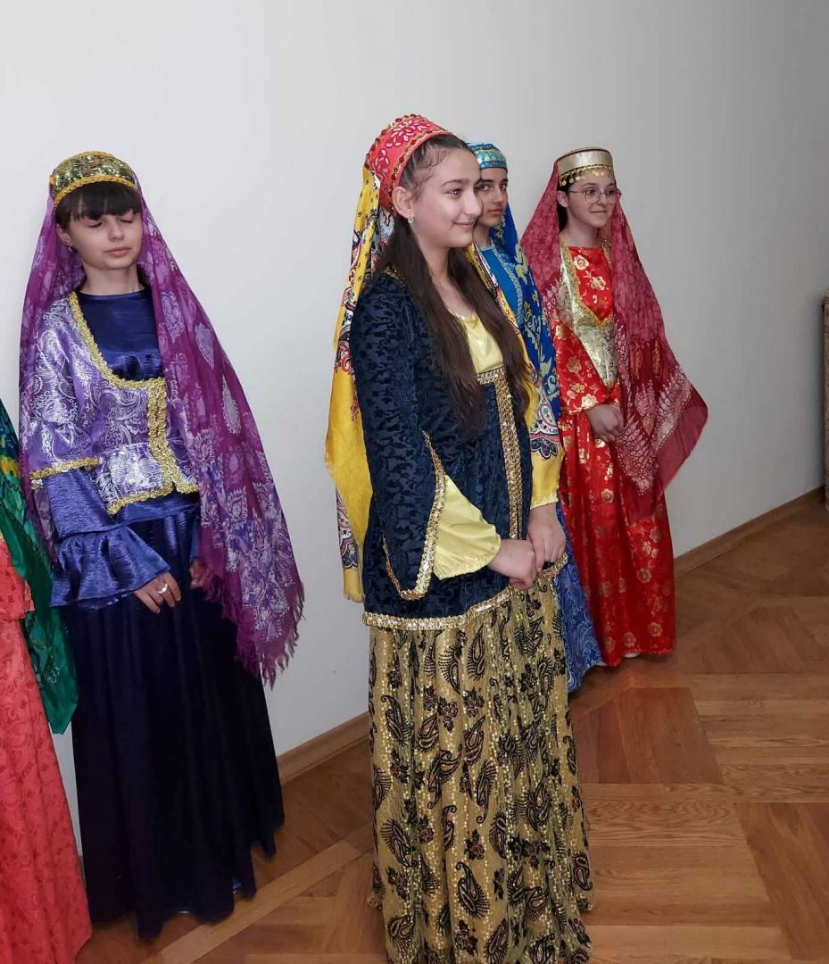 В Баку прошло дефиле национальной одежды (ФОТО)