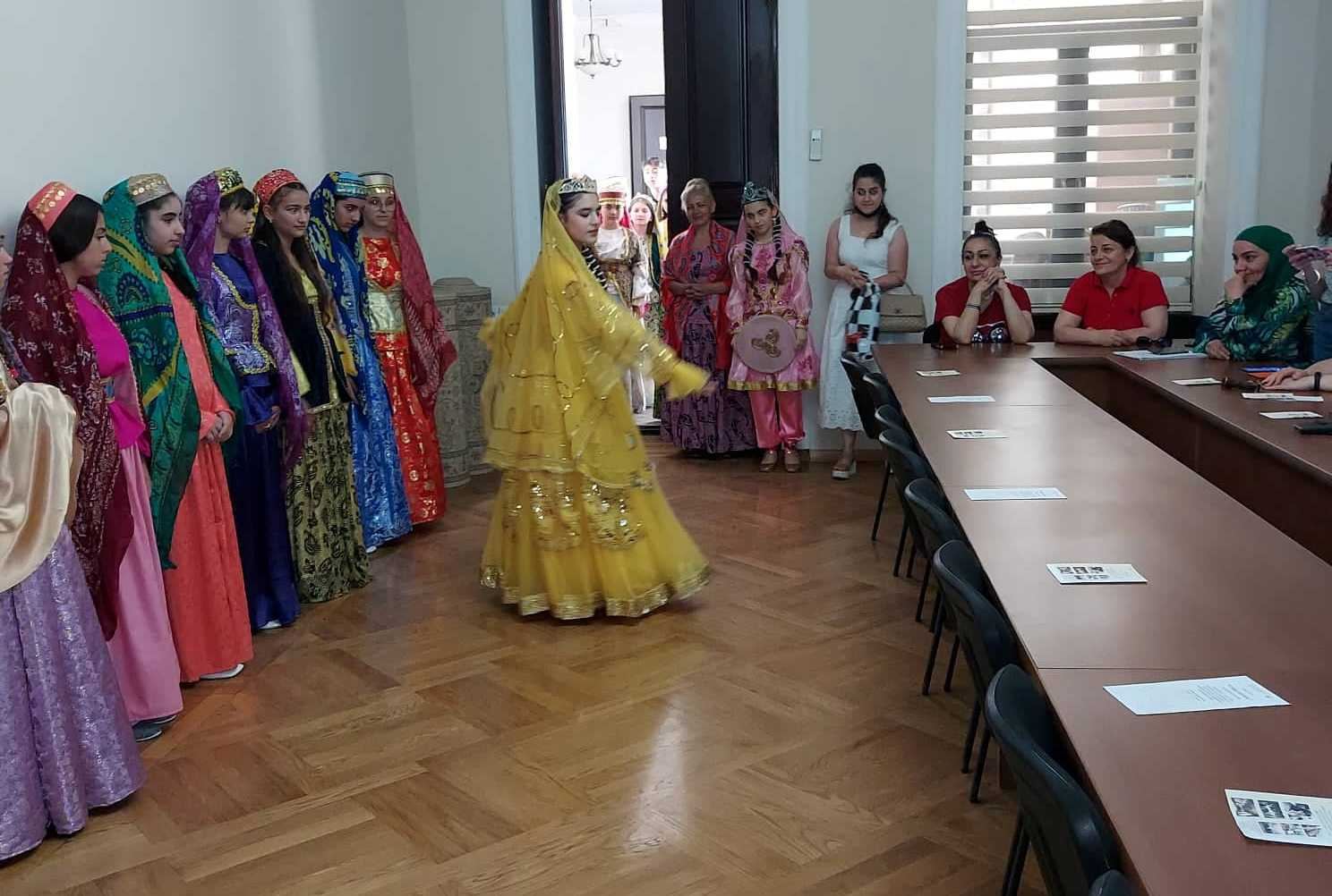 В Баку прошло дефиле национальной одежды (ФОТО)