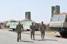 Президент Ильхам Алиев ознакомился с условиями, созданными в новом военном городке Военно-воздушных сил Министерства обороны и служебных квартирах для семей военнослужащих (ФОТО/ВИДЕО)