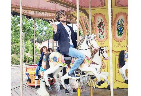 День карусельной лошадки в Баку с победителем "Евровидения" - от рыцарских турниров до аттракциона 50-х с одноколесным мотоциклом  (ФОТО)