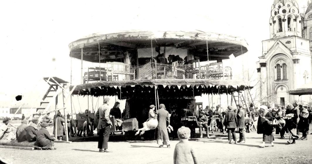 День карусельной лошадки в Баку с победителем "Евровидения" - от рыцарских турниров до аттракциона 50-х с одноколесным мотоциклом  (ФОТО)