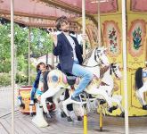 День карусельной лошадки в Баку с победителем "Евровидения" - от рыцарских турниров до аттракциона 50-х с одноколесным мотоциклом  (ФОТО)