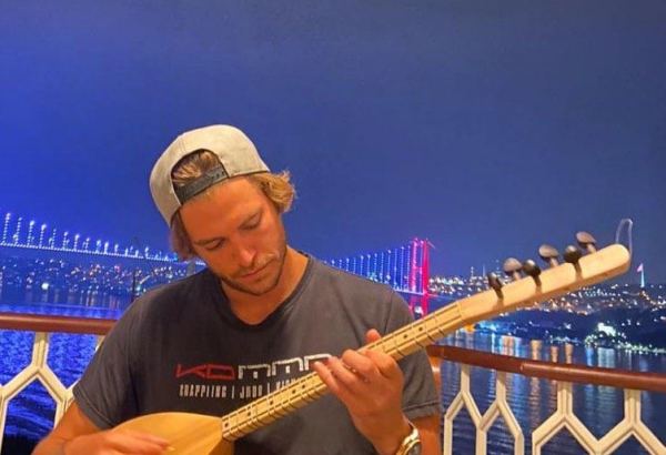 Младший сын Ван Дамма игрой на сазе поздравил Кристофера и Суаду, создавших семью (ФОТО)