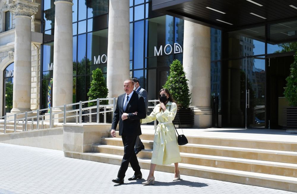 Президент Ильхам Алиев и Первая леди Мехрибан Алиева приняли участие в открытии отеля «Courtyard by Marriott Baku» (ФОТО/ВИДЕО)