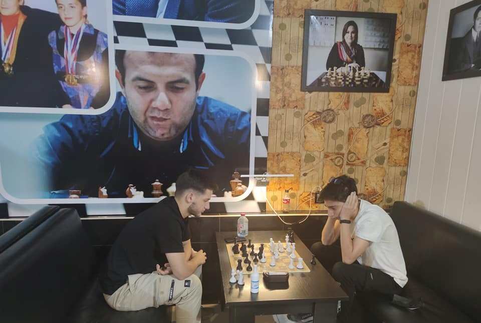 В Баку открылся Дом фианкетто с Шерлоком Холмсом и доктором Ватсоном  (ФОТО)