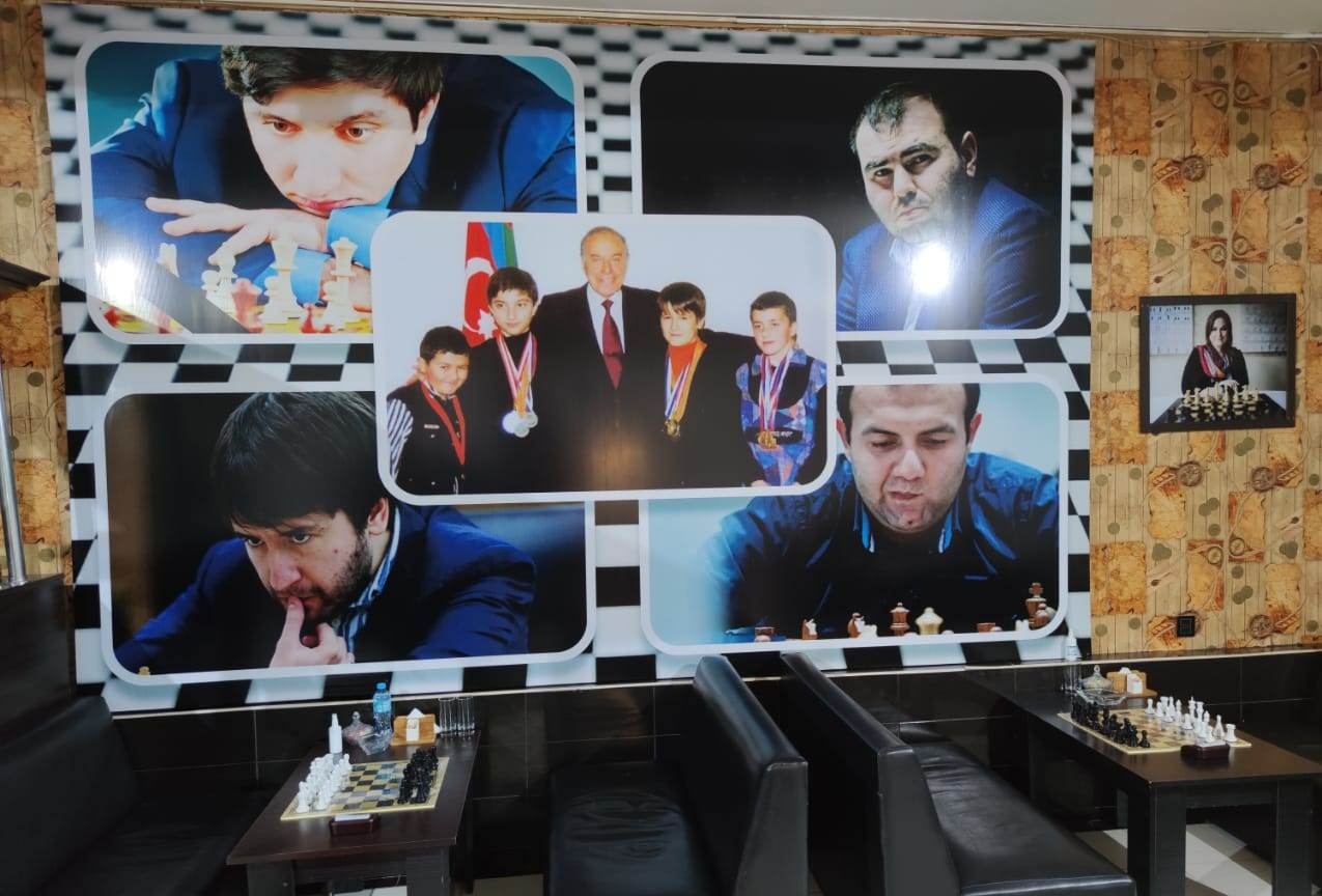 В Баку открылся Дом фианкетто с Шерлоком Холмсом и доктором Ватсоном  (ФОТО)