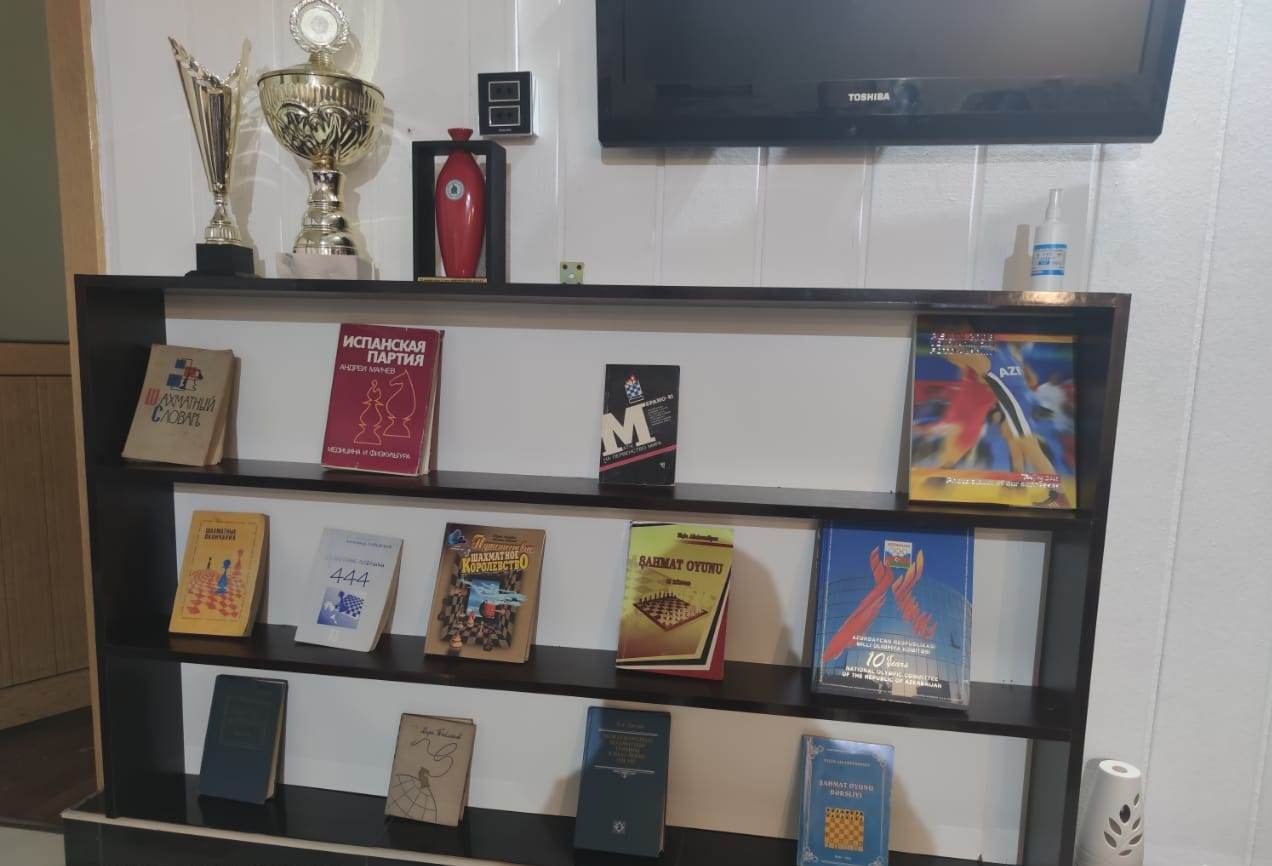 В Баку открылся Дом фианкетто с Шерлоком Холмсом и доктором Ватсоном  (ФОТО)