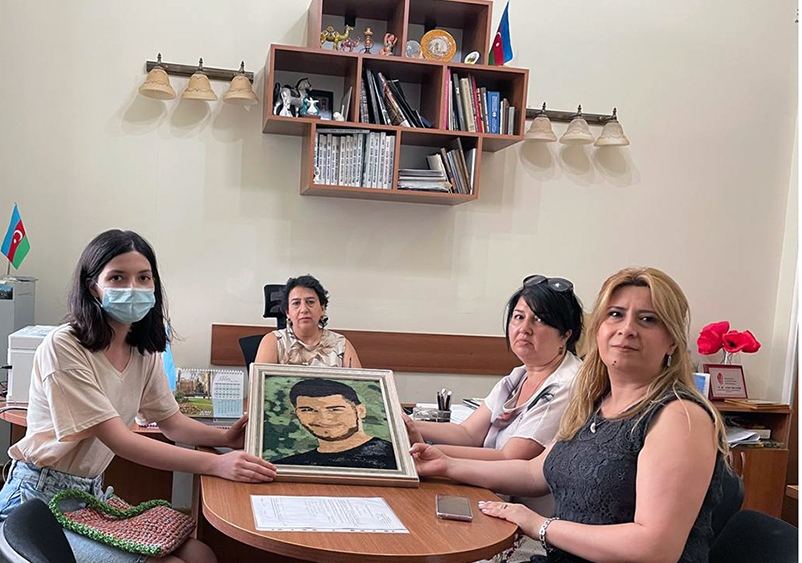 Гобелен с изображением шехида Самира Качаева передан азербайджанскому музею (ФОТО)