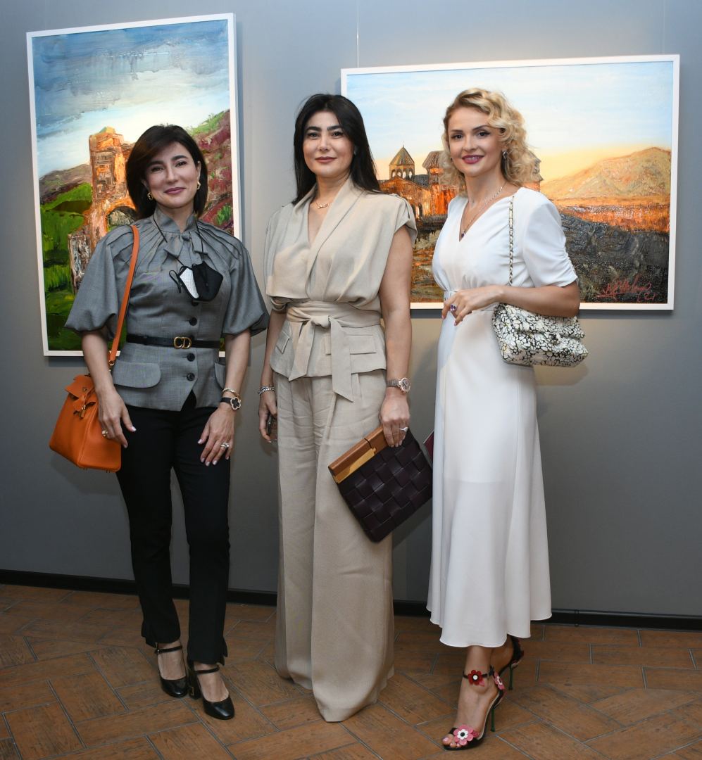 В Баку представлены ювелирные изделия - главный элемент цветок харыбюльбюль (ФОТО)