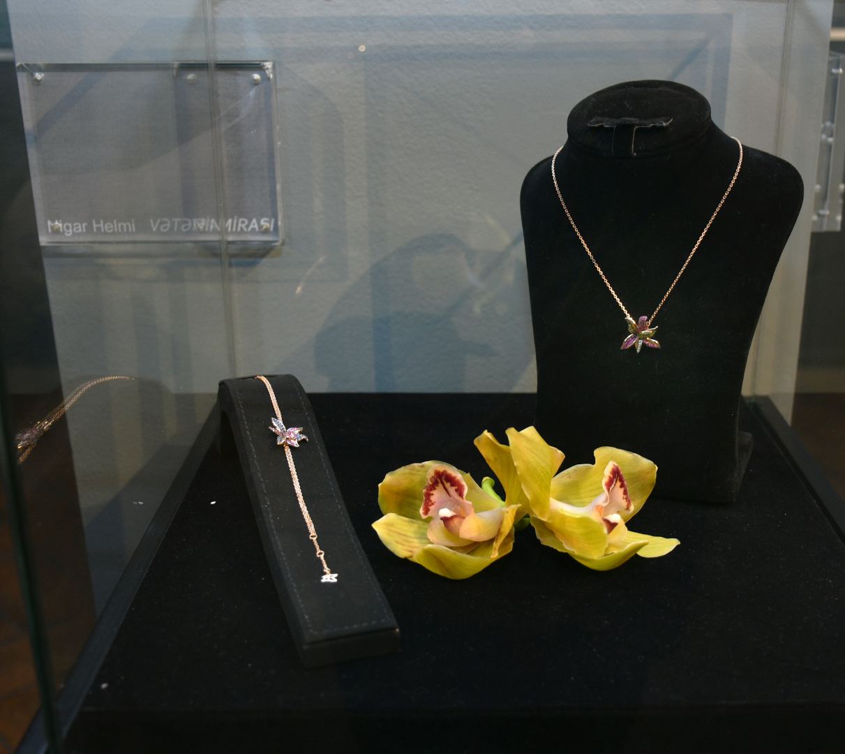 В Баку представлены ювелирные изделия - главный элемент цветок харыбюльбюль (ФОТО)