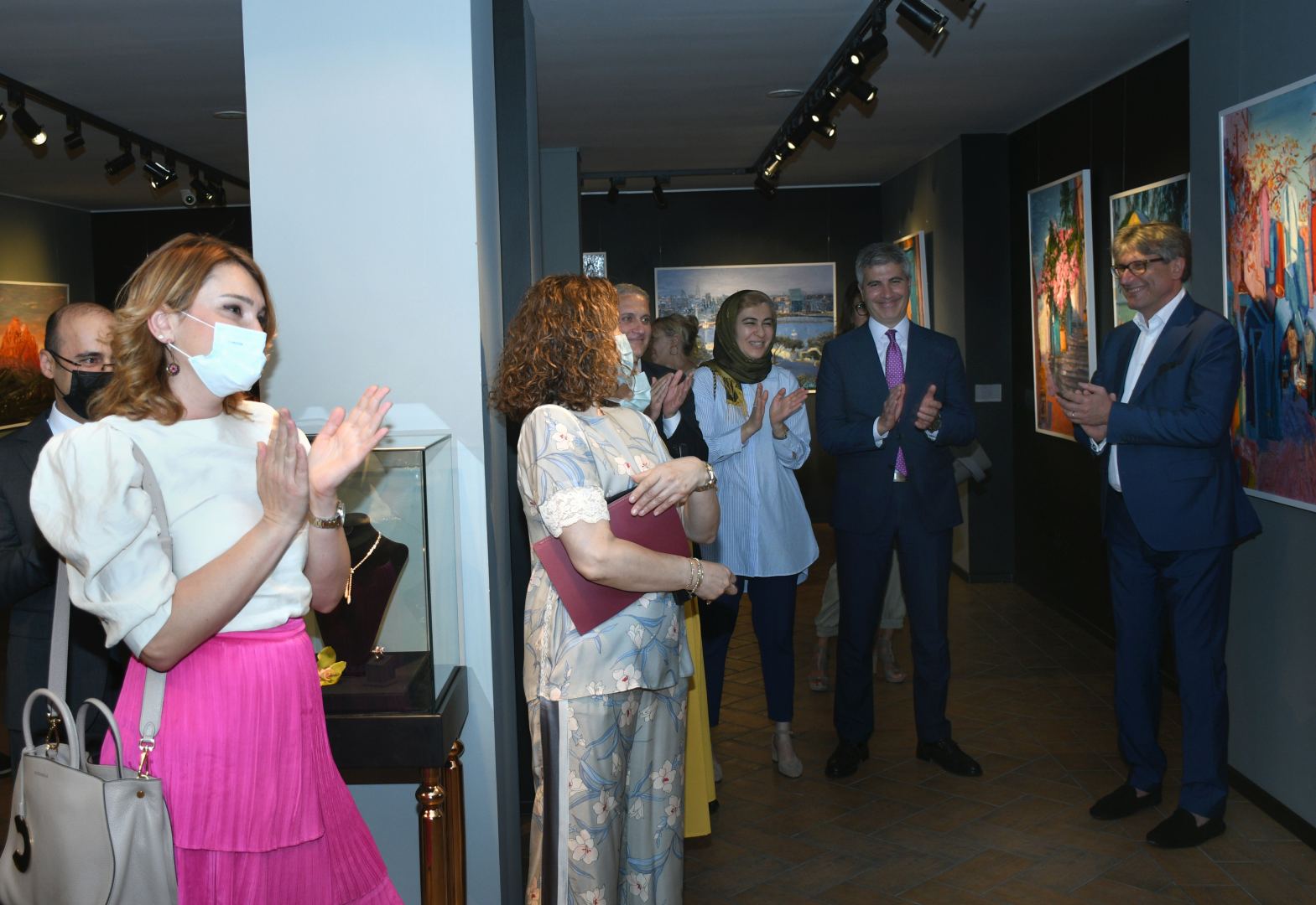 В Баку представлены ювелирные изделия - главный элемент цветок харыбюльбюль (ФОТО)