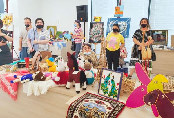 В Баку открылась выставка изделий ручной работы студентов с особенностями развития (ФОТО)