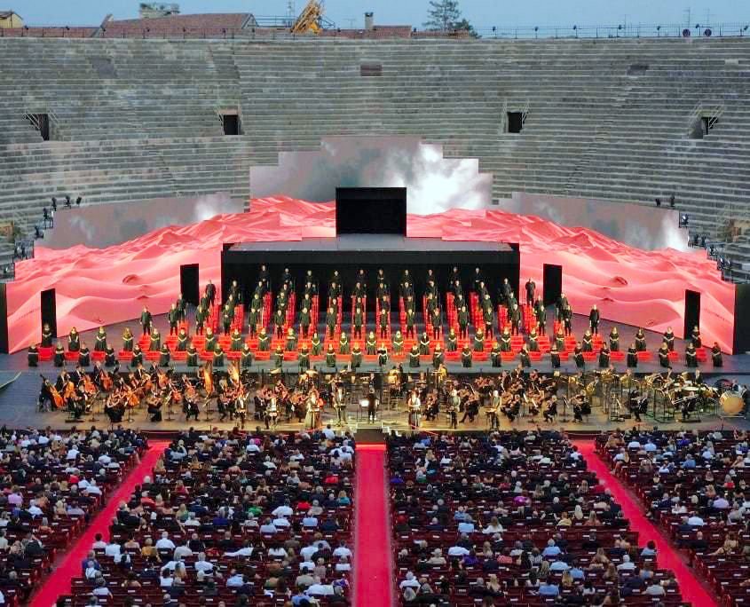 Азер Заде c триумфом выступил в античном римском амфитеатре для гладиаторских боёв (ВИДЕО, ФОТО)