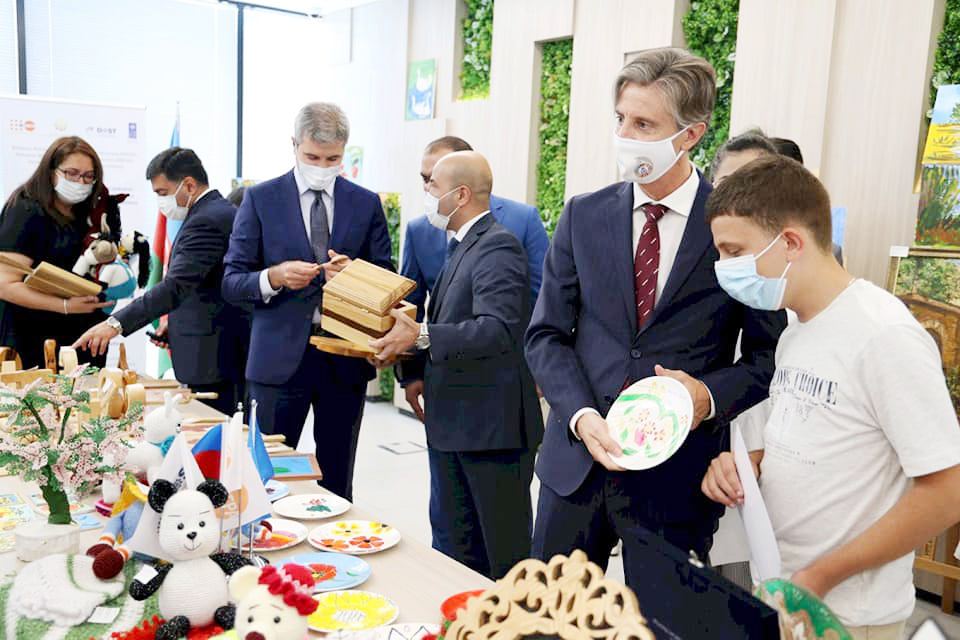 В Баку открылась выставка изделий ручной работы студентов с особенностями развития (ФОТО)