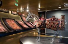 Love Story на фоне азербайджанских ковров XVII века - талисманы семейного благополучия (ФОТО)