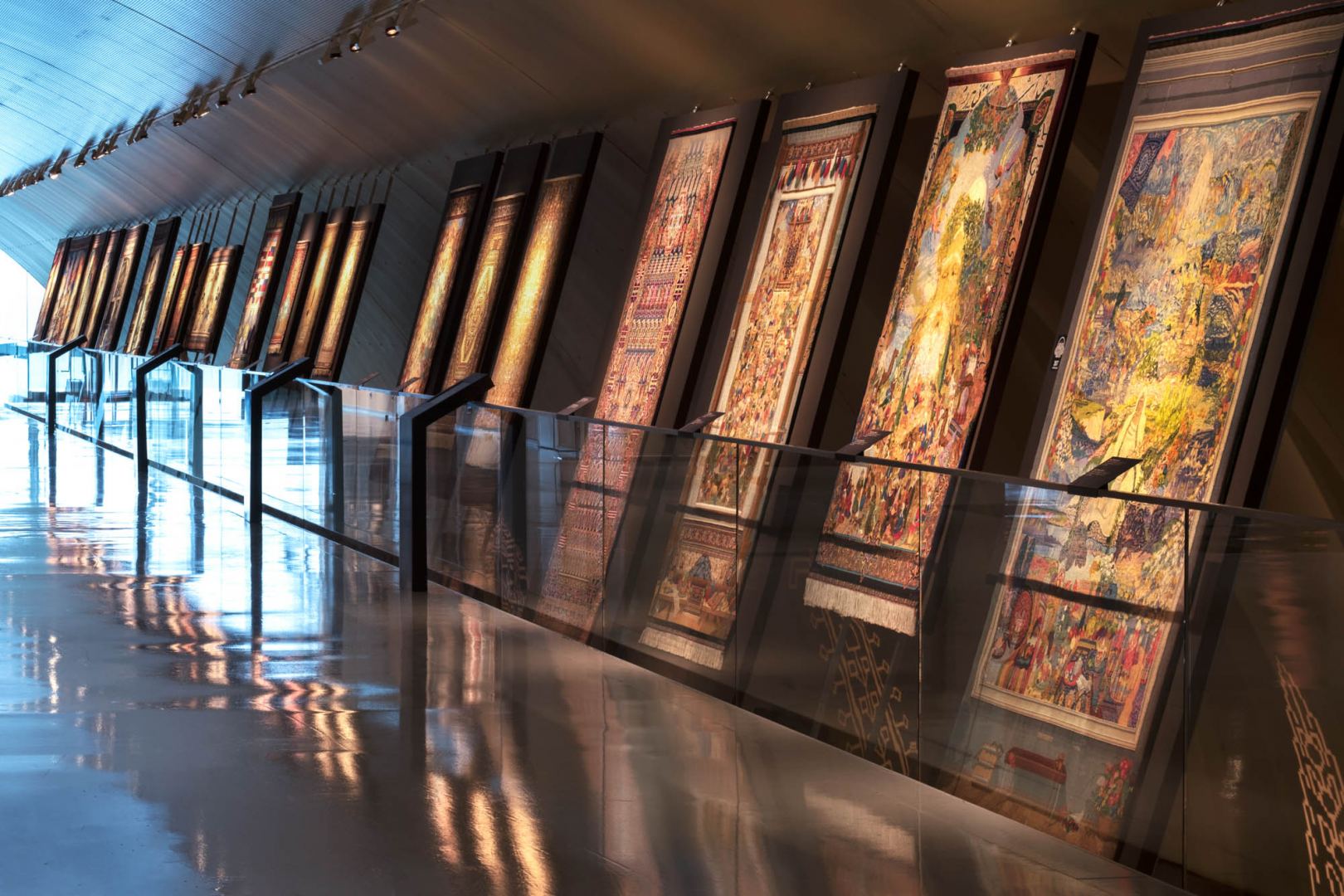 Love Story на фоне азербайджанских ковров XVII века - талисманы семейного благополучия (ФОТО)