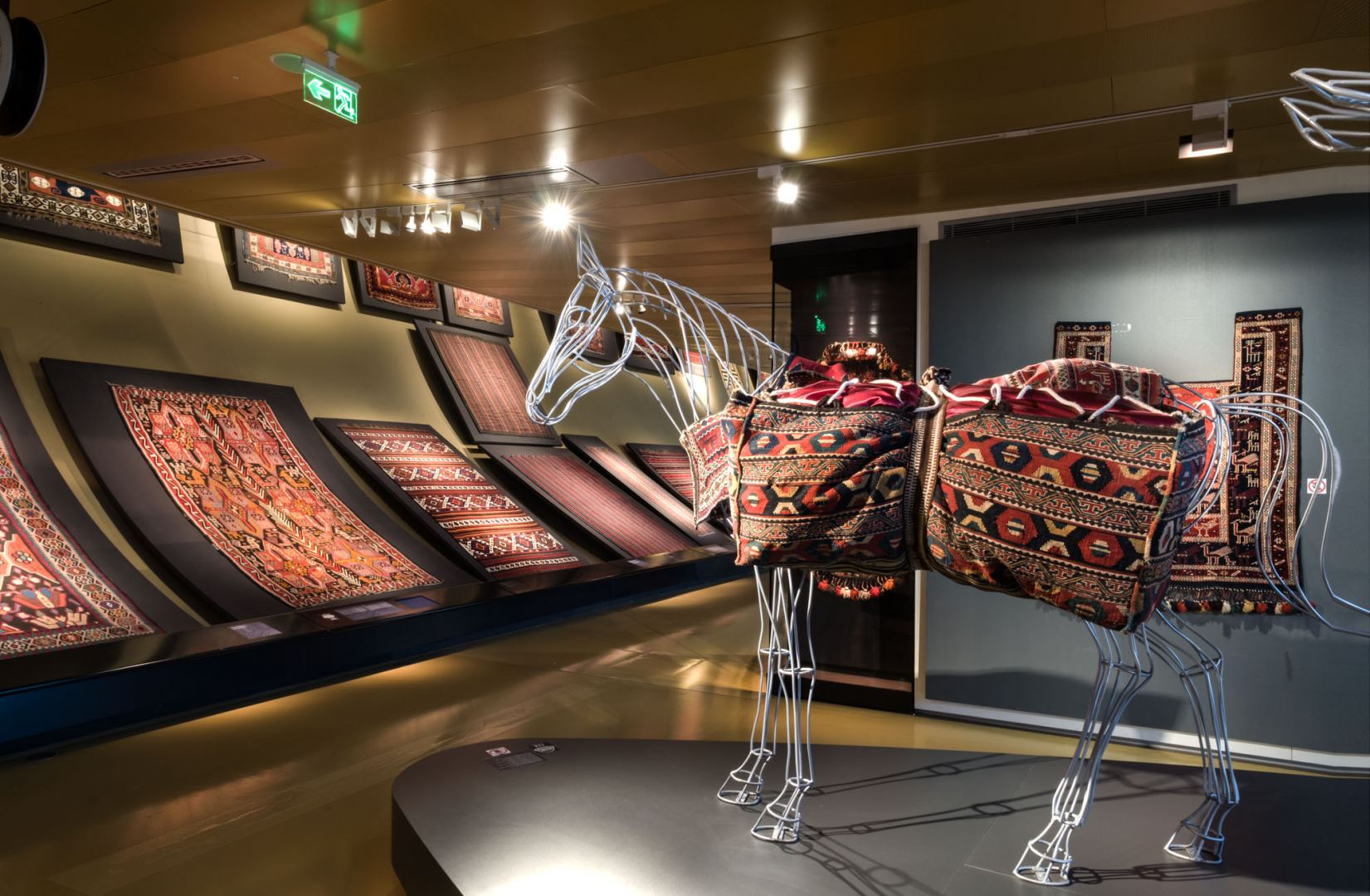 Love Story на фоне азербайджанских ковров XVII века - талисманы семейного благополучия (ФОТО)