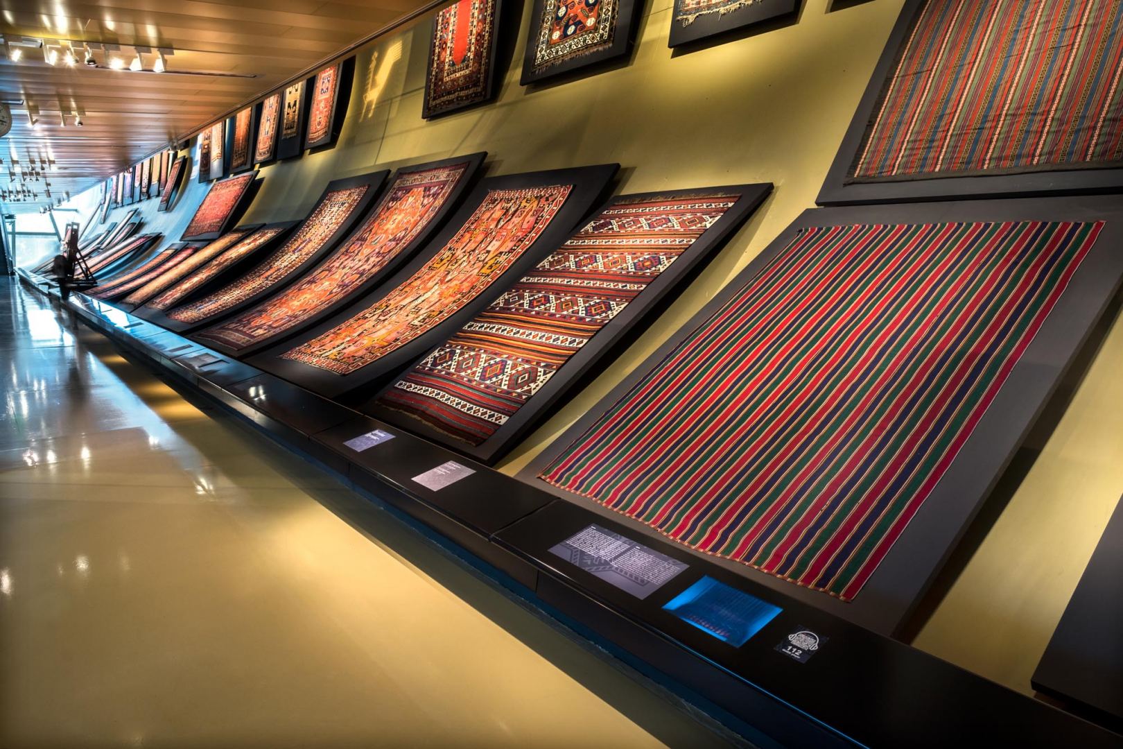 Love Story на фоне азербайджанских ковров XVII века - талисманы семейного благополучия (ФОТО)