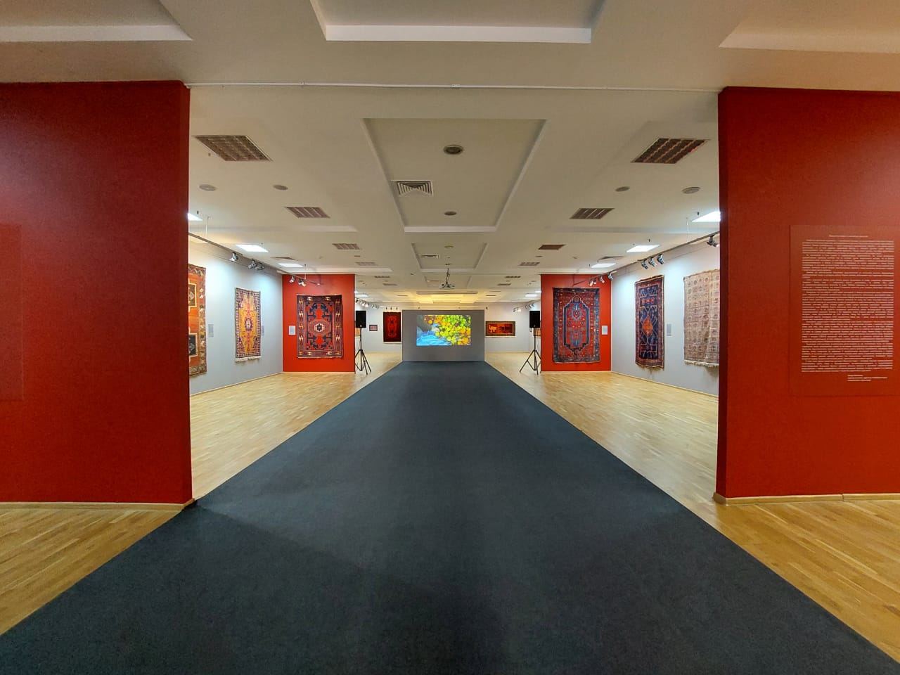 Потрясающий мир азербайджанских ковров в России, или Бакинское детство министра культуры Татарстана  (ФОТО)