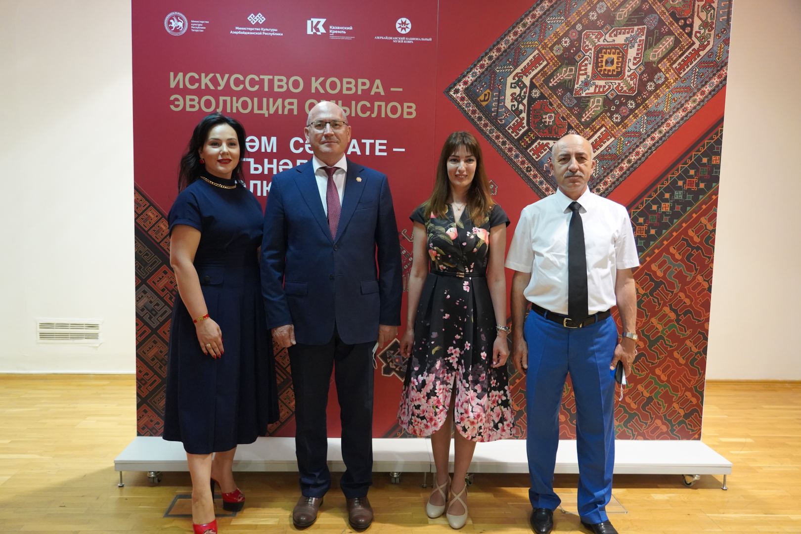 Потрясающий мир азербайджанских ковров в России, или Бакинское детство министра культуры Татарстана  (ФОТО)