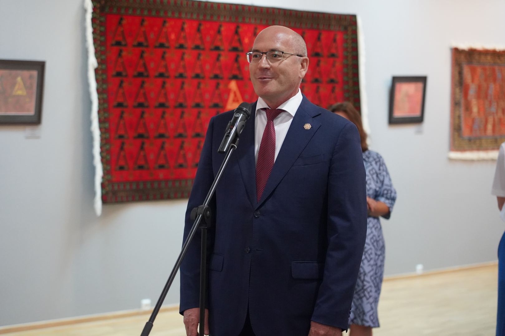 Потрясающий мир азербайджанских ковров в России, или Бакинское детство министра культуры Татарстана  (ФОТО)