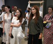 В Баку приданое шведской художницы превратилось в произведение искусства (ФОТО)