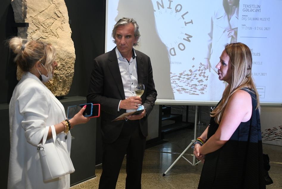 В Баку приданое шведской художницы превратилось в произведение искусства (ФОТО)