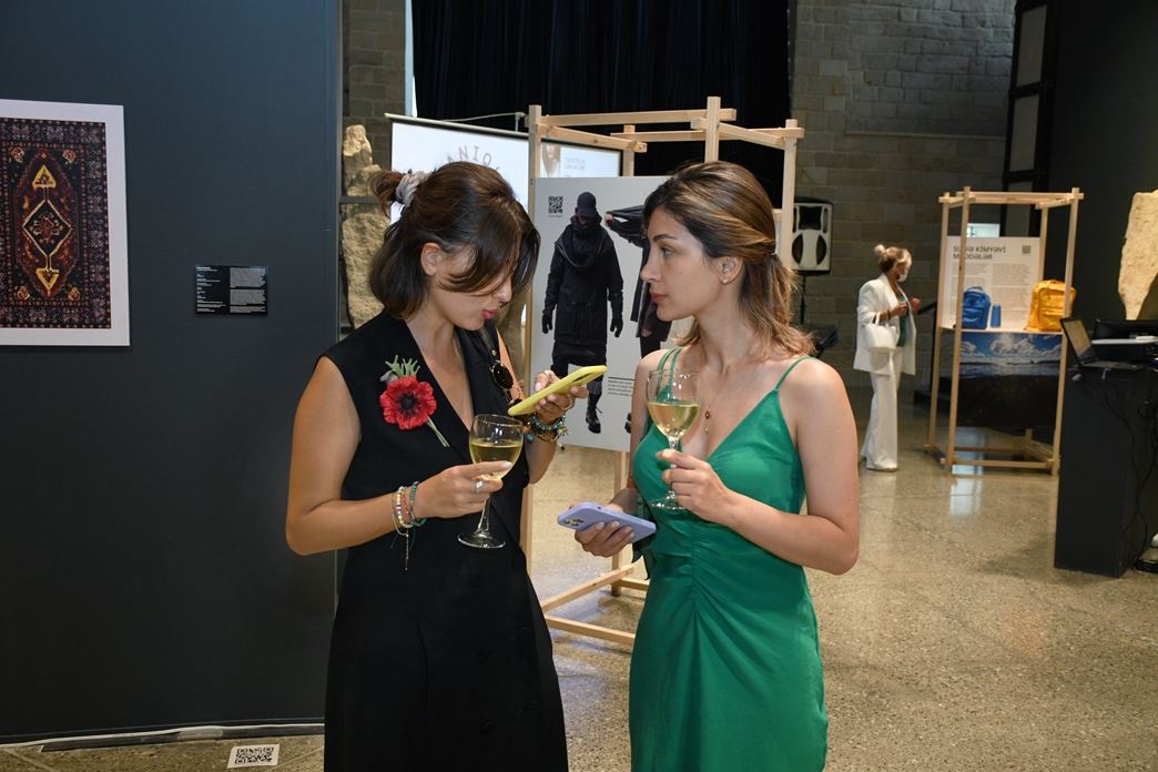 В Баку приданое шведской художницы превратилось в произведение искусства (ФОТО)