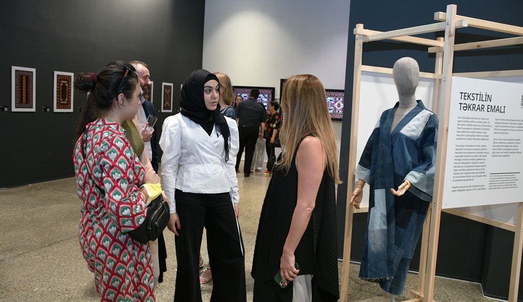 В Баку приданое шведской художницы превратилось в произведение искусства (ФОТО)