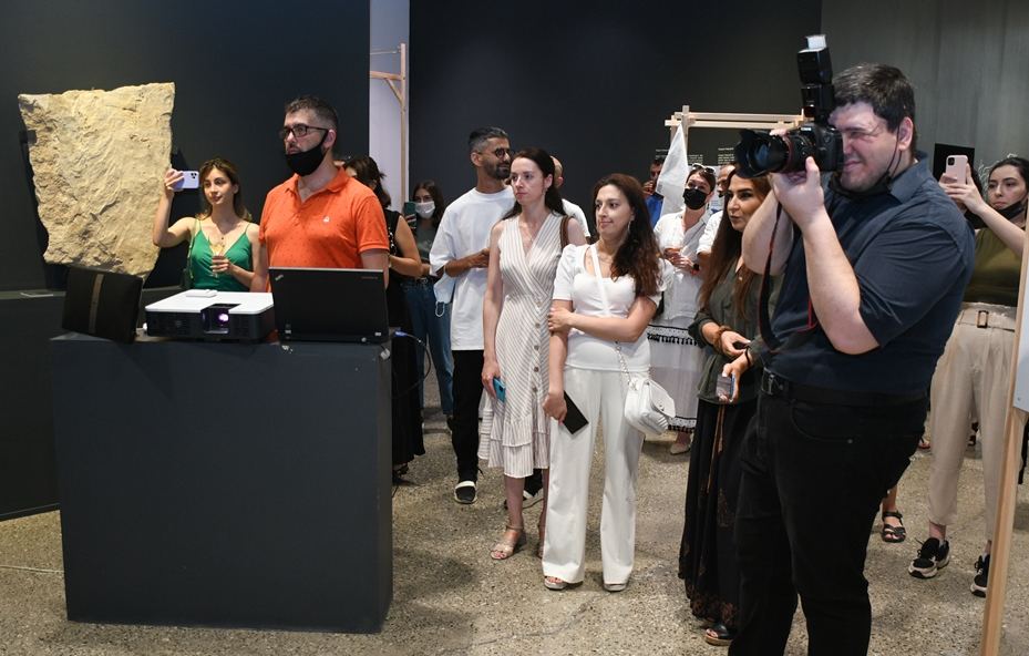 В Баку приданое шведской художницы превратилось в произведение искусства (ФОТО)