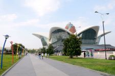 Бакинский бульвар - излюбленное место отдыха туристов и жителей столицы - ФОТОРЕПОРТАЖ