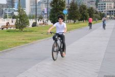 Бакинский бульвар - излюбленное место отдыха туристов и жителей столицы - ФОТОРЕПОРТАЖ