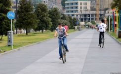 Бакинский бульвар - излюбленное место отдыха туристов и жителей столицы - ФОТОРЕПОРТАЖ