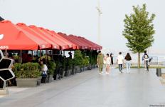 Бакинский бульвар - излюбленное место отдыха туристов и жителей столицы - ФОТОРЕПОРТАЖ