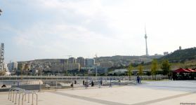 Бакинский бульвар - излюбленное место отдыха туристов и жителей столицы - ФОТОРЕПОРТАЖ