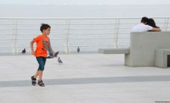 Бакинский бульвар - излюбленное место отдыха туристов и жителей столицы - ФОТОРЕПОРТАЖ