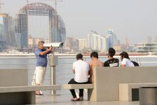 Бакинский бульвар - излюбленное место отдыха туристов и жителей столицы - ФОТОРЕПОРТАЖ