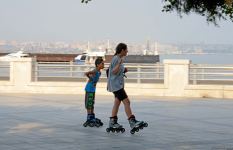 Бакинский бульвар - излюбленное место отдыха туристов и жителей столицы - ФОТОРЕПОРТАЖ