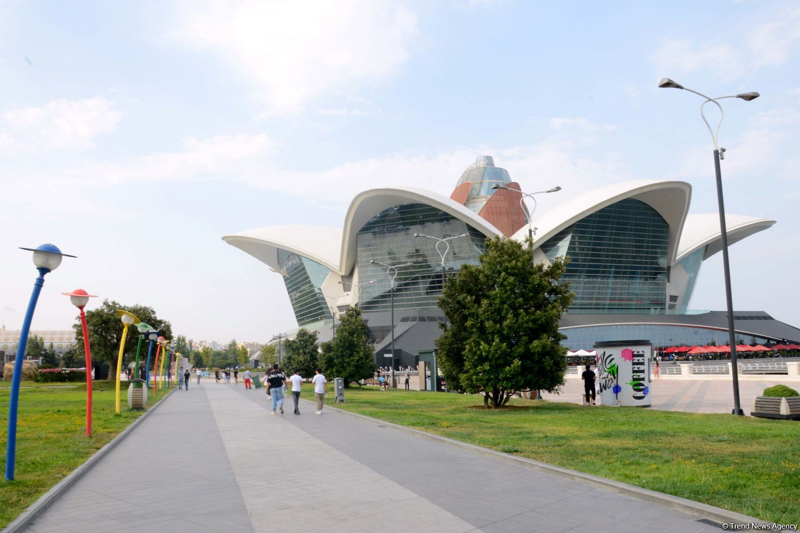 Бакинский бульвар - излюбленное место отдыха туристов и жителей столицы - ФОТОРЕПОРТАЖ