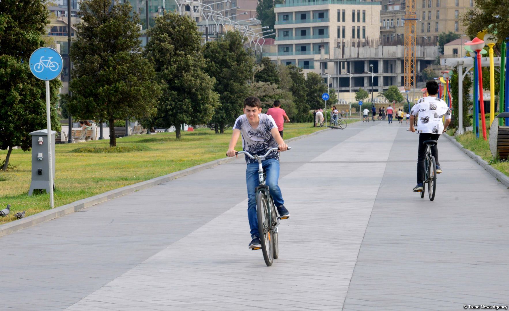 Бакинский бульвар - излюбленное место отдыха туристов и жителей столицы - ФОТОРЕПОРТАЖ